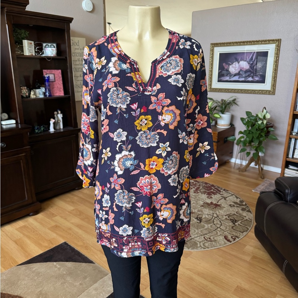Magnolia Grace black floral 3/4 sleeves Vneck tunic-size M